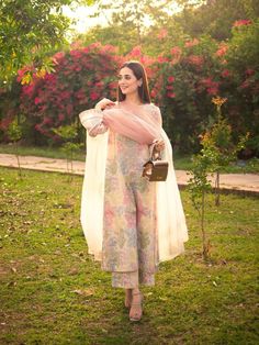 Casual Indian Suits For Women, Indian Suit Styles For Women, Pakistani Everyday Wear, Suits For Women Indian Pakistan, Casual Indian Suits, Summer Pakistani Outfits, Poses In Shalwar Kameez, Casual Pakistani Suits, Casual Suits Women Indian