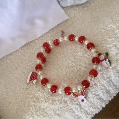 Cute Little Handmade Holiday Beaded Bracelet. Memory Wire. Christmas Memory Wire Bracelet, Bracelet Ideas Beads, Christmas Bracelet Ideas, Christmas Beaded Bracelets, Holiday Bracelets, Holiday Beading, Christmas Bead, Bracelets Diy, Christmas Bracelet