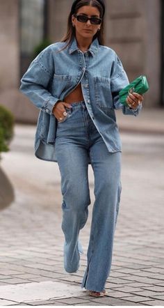 Denim Chic Aesthetic, Spring Summer Runway 2023, High Waisted Jeans Street Style, Fall Outfit Esthetic, Spring Outfits 2023 Street Style, Early Spring Street Style, Street Style Vogue, Denim Outfits For Women 2023, White Collar Button Up Outfit