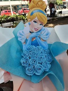 there is a cake made to look like a princess