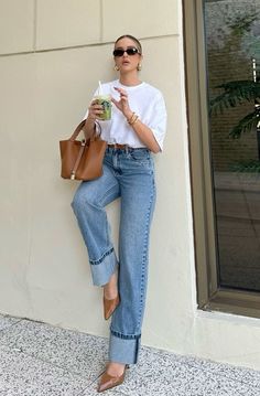 T Shirt Outfit With Jeans, Casual Jeans And Sneakers Outfit, Cuffed Wide Leg Jeans Outfit, Spring Smart Casual Outfits, Picotin Outfit, Print Blouse Outfit, Country Concert Outfits, Looks Jeans, Concert Outfits