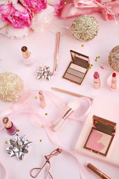 Pink Makeup Collection, Bridal Simple Makeup, Makeup Items For Beginners, Basic Makeup Items, Basic Makeup Essentials, Makeup Essentials For Beginners, Makeup Backgrounds, Beauty Gift Set, Oriflame Beauty Products