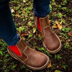 These handmade boots are all about comfort: They have cushy soles, and they give your toes sooo much wiggle room! Duckfeet Boots, Duckfeet Shoes, Flat Boots For Women, Dream Walking, Best Shoes For Women, Outdoorsy Outfits, Lisa Style, Lab Work, Barefoot Boots