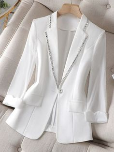 white jacket White Coats For Women, White Tops For Women, Projek Menjahit, Mode Mantel, Fall Blazer, Ladies Blazer, Suit Pattern, Suit Coat, White Coat