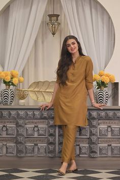 Haseen and humble Hira🌝❤️ Kurti Casual Stylish, Pakistani Kurta Pant Design, Simple Dress Stitching Ideas, Kurta Designs For Girls Style, Smart Kurti Designs, Summer Ethnic Outfits, Casual Kurtas Women, Kurta Casual Outfit, Pakistani Winter Dresses Casual