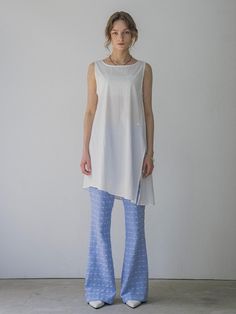 This is vanone atelier’s summer dress is perfect for lightweight wear. Designed without a lining for easy layering with various tops, it also wears comfortably on its own without clinging to the body. The asymmetrical silhouette and side slits add a distinctive touch, while the boat neck design offers a refreshing look. Made from sturdy and stretchy material, it maintains its unique shape without sagging.- Ideal for daily wear- Can be paired with different accessories to create various looks- A basic item that complements any outfit well Versatile Summer Tunic With Relaxed Fit, Versatile Spring Layering Dresses, Versatile Layering Dresses For Spring, Chic A-line Summer Tops, Casual White Dresses For Layering, Spring Layering Dresses With Relaxed Fit, Spring Layering Relaxed Fit Dress, Chic White Tunic For Day Out, White Summer Tunic For Daywear