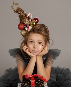 Christmas Kids Photoshoot Ideas, New Years Mini Session, Kids Christmas Photoshoot Ideas, Christmas Photoshoot Kids, Hairstyles For Children, Whoville Hair, Christmas Poses, Christmas Portraits, Christmas Mini Sessions