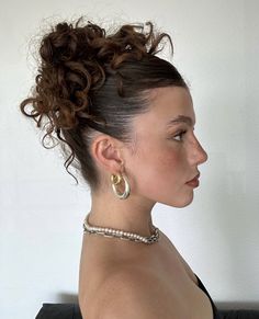 On Top Of Head Hairstyles, Short Hair For Prom Ideas, Messy Curled Updo, Curly Loose Bun, Short Hair Styles Formal Prom, Cute Hairstyles Mid Length, Nye Curly Hairstyles, Intricate Hairstyles For Long Hair, Prom Updos Curly Hair