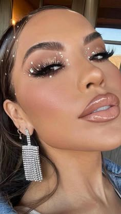 Bridal Makeup Rhinestones, Denim And Diamond Makeup, Diamond On Eyes Makeup, Diamonds On Makeup, Diamond Glam Makeup, Makeup Looks Diamond, Bridal Makeup With Rhinestones, Denim And Diamonds Makeup, Pearl Festival Outfit