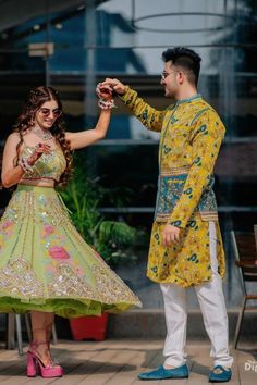 Bride Mehndi Outfit Ideas, Outfit For Mehandi Function For Bride, Latest Mehndi Outfit For Bride, Short Lehenga For Mehendi, Mehendi Outfits For Bride 2024, Mehendi Outfit Brides Mehndi Dress, Mehendi Outfits Bridal Indian, Mehandi Outfits Brides Indian Bridal, Mehendi Dress For Bride