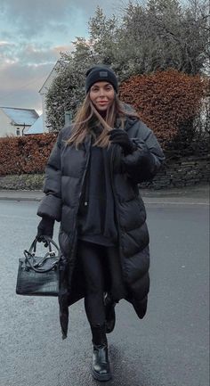 Cardigan And Coat Outfit, Puffer Coat Street Style, Grey Outfit Winter, Snow Winter Outfits, Look Legging, Long Puffer Coat, Winter Mode