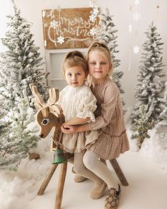 Beige Christmas Photoshoot, Boho Christmas Mini Session, White Christmas Photoshoot, Boho Christmas Photoshoot, Christmas Session Photography Studio, Christmas Session, Christmas Photoshoot Kids, Outdoor Christmas Photos, Family Holiday Pictures