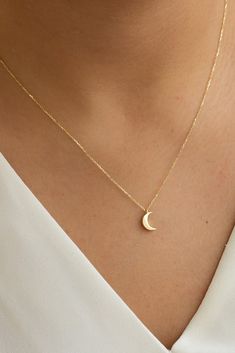 Pendant Necklace Outfit, Gold Moon Necklace, Pendant Necklace Simple, Celestial Necklace, Gold Armband, Crescent Moon Necklace, Gold Moon, Classy Jewelry