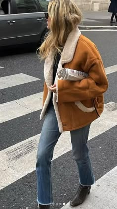 French Winter Outfits, Shearling Jacket Outfit, Girls Winter Outfits, Style Parisienne, Jacket Outfit, French Women, Winter Trends, Shearling Coat