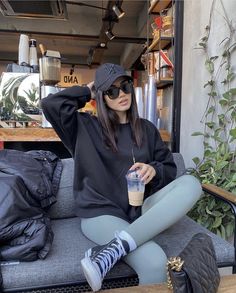 Converse Athleisure Outfit, Athleisure Winter Outfits, Outfit Sport Mujer, Gym Converse, Trendy Sporty Outfits, Sportive Outfit, Casual Airport Outfit, Outfits Leggins, Sweatpants Outfit Ideas