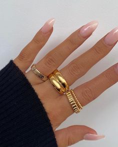 Rings Aesthetic Elegant, Gold Ring Styling, Ring Combos Gold, Classy Gold Rings, Mejuri Stack, Mejuri Ring Stack, Hand Rings Aesthetic, Gold Rings Stack, Simple Ring Stack