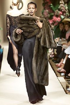 Love the idea of a stole with sleeves. I'd have mine as faux fur, though. Couture Fur Coat, Fur Stole Outfit, Modeling Aesthetic, Dramatic Romantic, Outfit Elegantes, Vintage Fur, Fur Coats