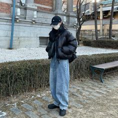 Outfit For Airplane Travel, Travel Winter Outfits, Tomboy Winter Outfits, Outfit Inspo Korean, Sweatpants Outfit For School, Outfit For Rainy Day, Winter Sweatpants, Outfit Sweatpants