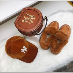 Hand Bag W/Short And Long Handle, Moccasin Shoes Hat Not Included Moccasin Shoes, Yankees Fan, Best Small Business Ideas, Moccasins Shoes, Nike Sneakers Women, Clothing Hacks, Handbag Shoes, Tan Color, Color Set