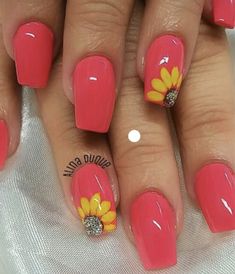 Toe Nail Designs Flower, Toenail Art Designs Flower, Cute Spring Nails Short, Cute Toenail Designs Flowers, June Nails Ideas 2024, Summer Nails 2024 Flowers, Flower Nail Designs 2024, Spring Nails Short, Daisy Acrylic Nails