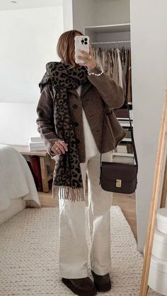 Fashion: #fashion, #style, #outfitinspiration, #beauty Trends 2025, Outfit Brown, Outfits Con Jeans, Mode Shoes, Looks Pinterest, Cozy Outfit, Fall Fashion Trends