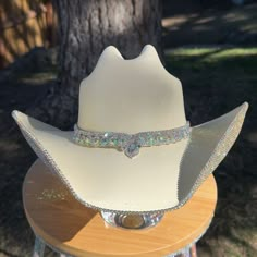 Cowboy Hat Outfit Woman, Surprise Dance Outfits, Space Costume, Cowgirl Hats Western, Bridesmaids Outfits, Sweet 15 Party Ideas Quinceanera, Space Costumes, White Cowboy Hat, Hat Western