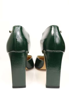 For Sale on 1stDibs - - Vintage Gucci by Tom Ford classic green leather square toe pumps with strap from fall 1996 collection. After 20 years, it stills look trendy and chic! Green Square Toe Evening Heels, Green Square Toe Heels For Evening, Luxury Green Heels With Padded Heel, Green Square Toe Heels For Formal Occasions, Green Luxury Patent Leather Heels, Luxury Green Patent Leather Heels, Green Patent Leather Luxury Heels, Elegant Green Square Toe Heels, Elegant Green Heels With Sculpted Heel