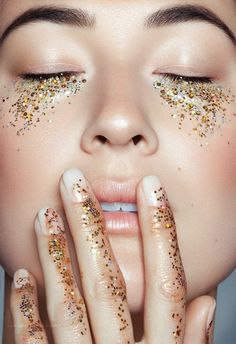 Glitter Wallpaper Iphone, Editorial Make-up, Beauty Fotografie, Fantasy Make-up, Under Eye Makeup, Crystal Makeup, Glitter Photography, Beauty Shoot