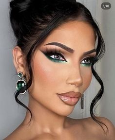 Emerald Eye Makeup, Machiaj Smokey Eyes, Makeup Rosa, Green Dress Makeup, Prom Eyes, Christmas Eye Makeup, Prom Makeup Looks