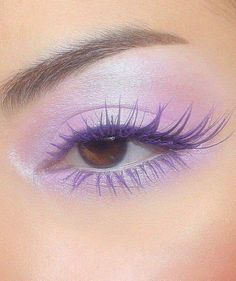 Purple Eyelashes Ideas Dreamy Purple Eyeshadow, Makeup Inspiration Purple, Purple Eyelashes Makeup, Purple Highlighter Makeup Look, Violet Makeup Aesthetic, Violet Eyes Makeup, Cute Purple Eye Makeup, Simple Lavender Makeup Looks, Fun Purple Eye Makeup