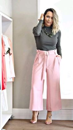 Cullotes Outfit Work, Square Pants Outfit, Pale Pink Pants, High Tech Fashion, Pink Linen Pants, Linen Pants Outfit, Square Pants