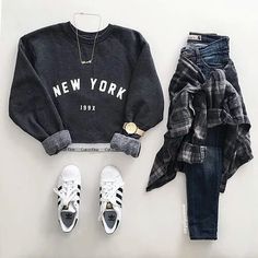 Pin↠ ♡sasha.bullock_15♡ ig↠ ♡sasha.bullock_15♡ Teen Outfits, Hipster Fashion, Mode Vintage, Fashion Mode, Audrey Hepburn, Sweater And Shorts, Fall Winter Outfits, Outfits Casuales, School Outfits