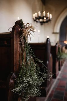 flowers are tied to the pews in a church