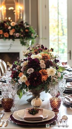 Elevate your holiday celebration with chic Thanksgiving table settings and place settings! These Thanksgiving tablescapes feature stylish color palettes and elegant table centerpieces. Click now for decor ideas! Elegant Thanksgiving Table Settings, Thanksgiving Table Settings Elegant