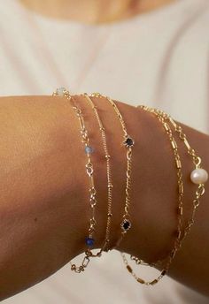 Stacks Of Jewelry, Gold Jewellery Dainty, Gold Bracelet Dainty, Dainty Everyday Jewelry, Gold Jewlerie Aesthetic, Minimalist Jewelry Aesthetic, Jewelery Aesthic, Gold Or Silver Jewelry Skin Tone, Self Made Bracelets