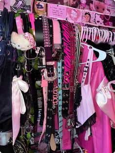 Trashy Y2k Bedroom, 2000s Room, Y2k Bedroom, Scene Accessories, 2013 Swag Era, Scene Fashion, Pink Girly Things