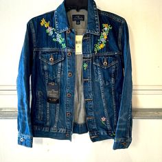 Lucky Brand Tomboy Trucker Flower Embroidery Jean Jacket Nwt Size M Blue Long Sleeve Outerwear With Embroidered Graphics, Casual Blue Denim Jacket With Floral Print, Blue Floral Denim Outerwear, Spring Blue Denim Jacket With Floral Print, Blue Outerwear With Embroidered Patch For Fall, Fall Blue Outerwear With Embroidered Patch, Blue Embroidered Long Sleeve Denim Jacket, Blue Embroidered Cotton Outerwear, Trendy Embroidered Spring Outerwear