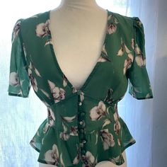 Gorgeous Emery Park Floral Green Blouse. Feminine Green Blouse For Vacation, Fitted Green Blouse For Vacation, Vintage Striped Shirt, Ivory Lace Top, Green Floral Top, White Sleeveless Top, Black Sheer Blouse, Light Knit, Animal Print Blouse