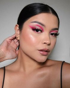 Pink Top Makeup Look, Magenta Pink Makeup Looks, Fuchsia Pink Eye Makeup, Fushia Dress Makeup Ideas, Eye Makeup For Fuschia Dress, Fuchsia Lipstick Makeup Look, Fushia Dress Makeup, Fuchsia Dress Makeup, Fuchsia Eye Makeup