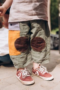 These oversized baggy linen adventure pants are sensory friendly, comfy and gender neutral. Handmade of 100% stone washed linen from Baltics. Soft, highly absorbent and breathable. These colourful, bright linen pants will bring joy in everyday activities and adventures. Double layered handstitched linen knee patches will help keep little ones knees safe throughout even most dynamic activities. The big, bright side pocket is perfect for collected rocks and other little cute things :). Available i