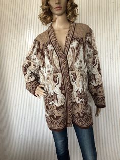 Vintage Women's Cardigan Arabesque Patterned Tapestry Cardigan Brown, Beige and White Size 46/48 V-neck Made in France Brand: not specified Country of manufacture: France Registered size: 46/48 era: 70s Material: 100% acrylic Patterns: tapestry type, arabesque, abstract Color: brown, beige and white Season: winter Cut: long vest Long sleeves Closure: large buttons in front Collar: V Corresponds to one of 46/48 (4) (XL) (UK.18/20) (USA.16/18) (Italy.50/52) (Germany.44/46) (Japan.15/17) Can fit di Arabesque Pattern, Cardigan Brown, Gilet Long, Long Vest, Abstract Color, Long Vests, Sonia Rykiel, Large Buttons, Mode Vintage