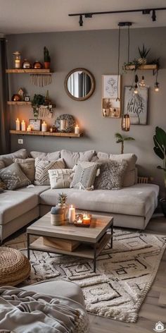 Entdecken Sie eine Oase der Ruhe und Eleganz mit unseren inspirierenden Wohnzimmer-Ideen, die ein Sofa in Grau in den Mittelpunkt stellen. Dieser vielseitige Farbton dient als perfekte Leinwand für Ih Beige Living Room With Pop Of Color, Cozy Grey Living Room, Marriage Outfit, Canada Birthday, Lounge Room Styling, Modern Living Room Ideas, Couple Marriage, Earthy Home Decor, Sunset Hues