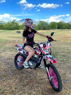 Girls On Dirtbikes, Motorcross Girls Dirt Bikes, Dirtbikes Aesthetic, Moped Girl, Moped Aesthetic, Motorcross Girl, Women Motocross