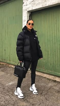 Cropped Puffer Jacket Outfit, Lv Sneakers, North Face Puffer Jacket, Elegante Casual, Puffer Jacket Women, Looks Black, Athleisure Outfits