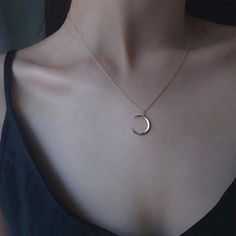 Moon Chain Necklace, Moon Necklace Aesthetic, Colares Aesthetic, Necklaces Moon, Simplistic Jewelry, Moon Chain, Jewelry Necklace Simple, Neck Pieces Jewelry, Fancy Jewelry Necklace