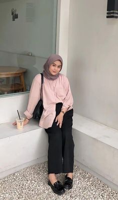 Kuliah Outfit, Kulot Pants, Outfit Ngampus, Outfit Hijab Casual, Hijab Trends, Modern Hijab Fashion, Muslim Outfits Casual, Hijab Style Casual, Casual Hijab Outfit