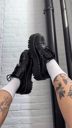 Platform Boots Outfit, Shoes And Socks, Brogues Style, Casual Goth, All Black Fashion, Aesthetic Shoes, Men Fashion Casual Outfits, Pretty Shoes