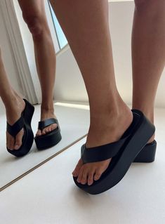 Voodoo Sandals Black Flip Flop Wedges, University Outfits, Shoes Air Force, Nike Shoes Air Force, Fashion Design Ideas, Teva Sandals, Nike Shoes Air, Square Toe Shoes, Baby Crop Top