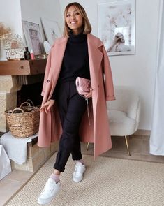 Pastel Pink Coat, Coat Outfit Casual, Summer/fall Outfits, Pink Trench Coat, New York Outfits, Mommy Outfits, Trench Coat Style, Black Jeans Outfit