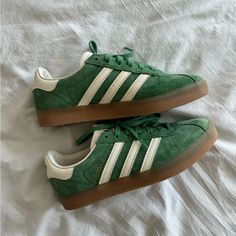 M 4.5 / W 5.5 These Fit Like A Women’s 6.5 As Pictured. New In Box. Green Sneakers Women, Green Adidas Shoes, Green Gazelle, Replica Sneakers, Sneaker Website, Jordan 4 White, Adidas Sambas, Colorful Sneakers, Green Adidas